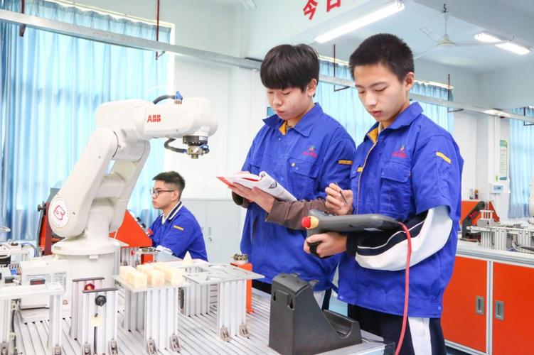 学历认定与毕业政策:技工院校中级工班、高级工班、预备技师班毕业生分...