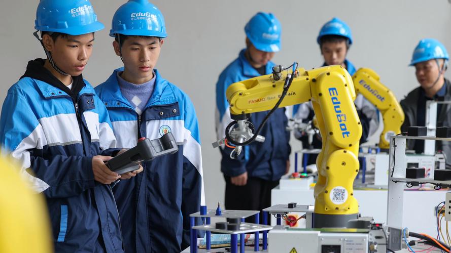 学历认定与毕业政策:技工院校中级工班、高级工班、预备技师班毕业生分... 学历认定与毕业政策:技工院校中级工班、高级工班、预备技师班毕业生分...